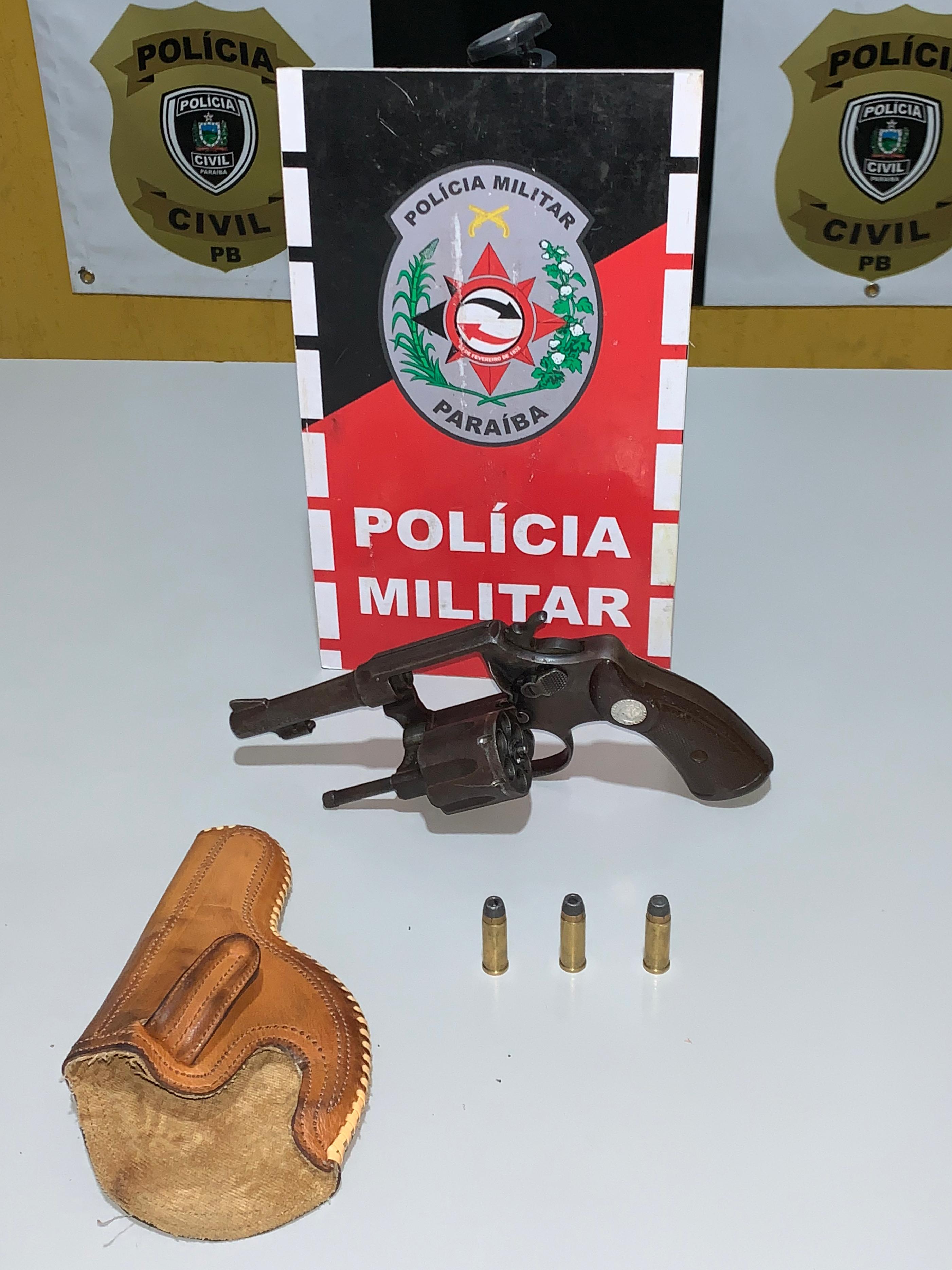   Polícia Militar apreende arma de fogo durante blitz na noite deste domingo (10), em Catolé do Rocha