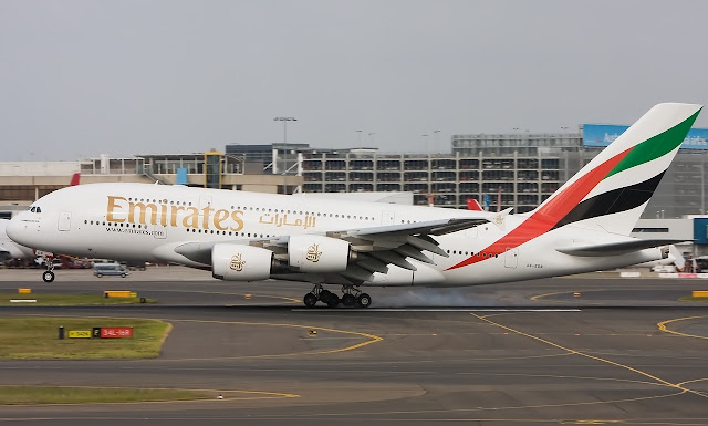 emirates airbus a380-800 landing