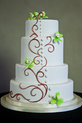 wedding cake with piping