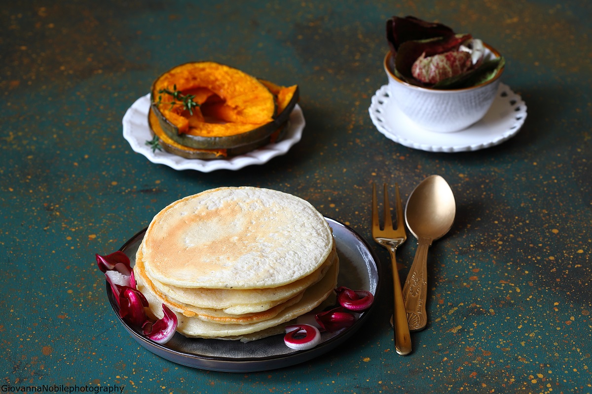 Pancake ai cipollotti, con zucca e insalata