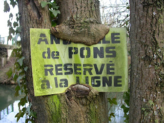 L'arbre mange la pancarte: ANGUILLE DE PONS RESERVE A LA LIGNE
