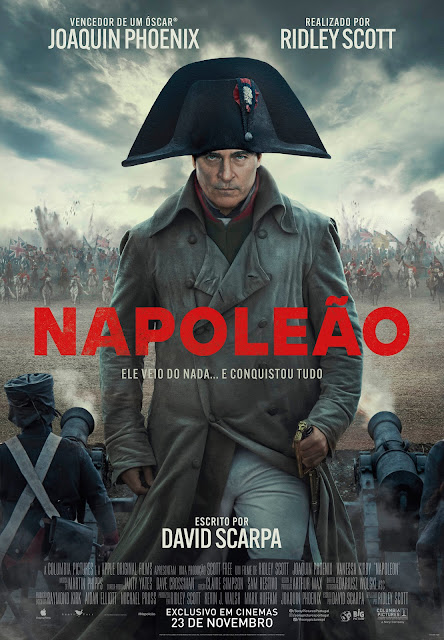 A imagem mostra Joaquin Phoenix, em uma atuação poderosa, interpretando Napoleão Bonaparte, no filme 'Napoleão' lançado em 2023. No pôster, vemos o protagonista em primeiro plano, com expressão determinada, vestindo o icônico uniforme militar da época. Ao fundo, um vasto campo de batalha em chamas e fumaça, representando a grandiosidade e as intensas batalhas protagonizadas pelo famoso líder francês. O título do filme, em letras vermelhas arrojadas, chama a atenção e promete uma narrativa envolvente e emocionante sobre a vida e as conquistas deste icônico personagem histórico.