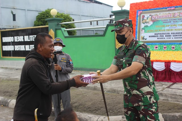 Kodim Palangka Raya Bagikan Takjil Kepada Masyarakat 