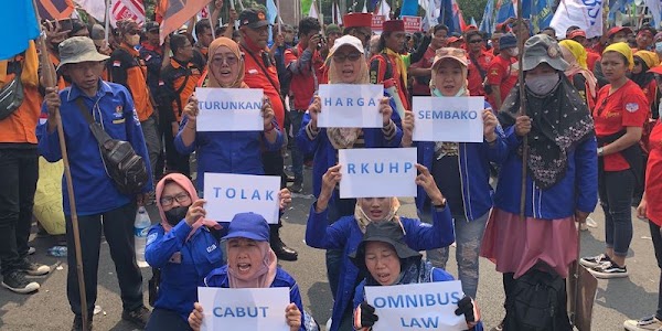 Massa Terus Bertambah, Buruh Bentangkan Spanduk dan Teriak Yel-yel