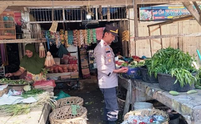 Sambil Patroli Wilayah, Kapolsek Idi Tunong Cek Harga Sembako di Pasar