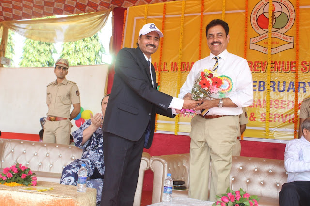 Dilip Vengsarkar was felicitated by S. R. Prasad 