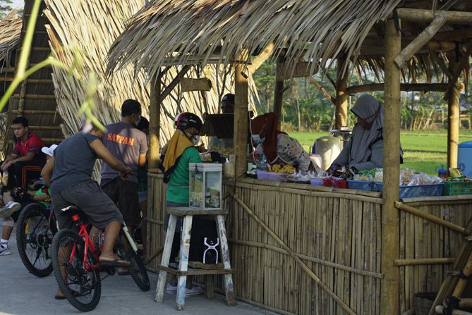 Warung-warung milik warga di Mbulak Umpeng