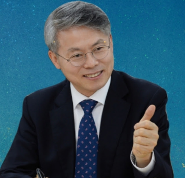 민형배 국회의원이 엄지를 들고 미소 짓는 사진