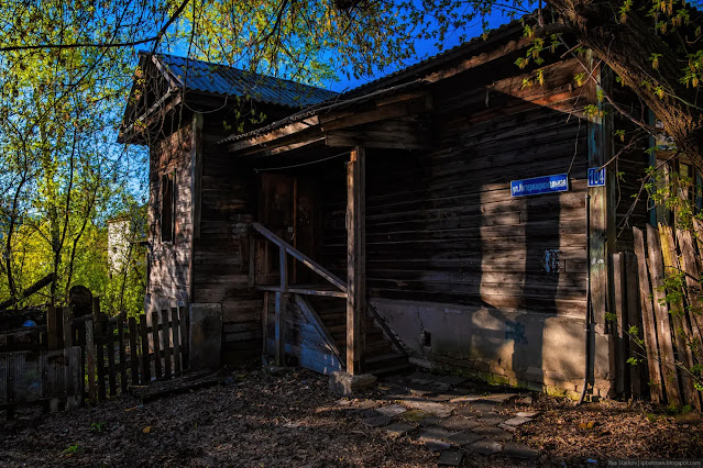 Деревянное крыльцо старого деревянного дома