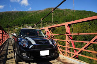高知県香美市、物部川上流、上韮生川に架かる赤い吊り橋上にて