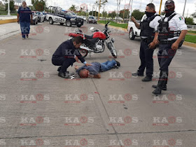 Motociclista se “embarró” en un Tsuru frente al Hospital Hidalgo