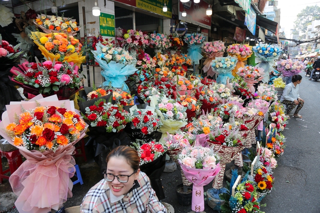 Chợ hoa lớn nhất TP.HCM nườm nượp khách dù giá tăng gấp 4 lần dịp 8/3 - Ảnh 15.