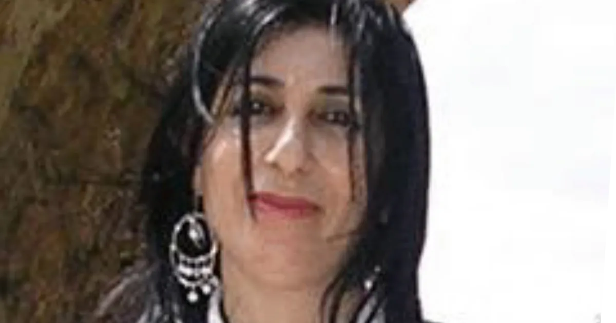 آمال عوّاد رضوان - فلسطين سُيُولٌ عَارِمَةٌ تَـــنْـــسَـــابُ .. تَــتَـــدَفَّـــقُ مِنْ مَنَابِعِكَ فُرَاتُ وَهَا نَهْرُكَ .. يَفِيضُ بِسَمَكَتَيْنِ تَدْفَعَانِ إِلَى ضِفَّتِكْ بَيْضَةً تَطْفُو! قَالَتْ: يَا الْحَمَائِمُ الزَّاجِلَةْ اِهْبِطِي .. مِنْ عَلْيَائِكِ اِحْتَضِنِي .. بَيْضَةً مُشَرَّدَةْ بَعِيـــــــــــــــــــــــــــدًا بعيـــــــــــــــــــــــــــــــدًا عَنْ مَجْرَى الدَّمِ وَارْقُـــــــدِي عَــــــلَـــــيْـــــهَــــا لِـــتَــــفْـــــــــــــــــقِـــــــــــــــــــــسَ سَـــــــــــــــــــــــلَامَـــــــــــــــــا..! قَالَ: وَكُنْتِ .. طِفْلَةً مُشْرِقَةً يَمْرَحُ الْبَدْرُ فِي مُحَيَّاهَا بِعَيْنَيْنِ تَسْكُنُهُمَا الشَّمْسُ تَفِيضَانِ مَجْدًا وَنُورَا بِشَفَتَيْن نَدِيَّتَيْنِ كَتُحْفَةٍ قُرْمُزِيَّةٍ .. تُشِعَّانِ حُبُورَا وَكَحَمَامِ الْأَيْكِ .. أَسْرَابُها تُطَوِّقُكِ بِــأَجْــــنِـــــحَــــتِـــــهَــــــا تَــــحُــــــفُّـــــــــــكِ وَلَا تَـــــبْـــــرَحُـــــكِ أَتَرُدُّ عَنْكِ حَرَّ النَّهَارِ وبَرْدَ اللَّيْلِ؟ أَتَـــــغْـــــــبِــــــطُــــــكِ؟ قَالَتْ: ها أَنَا ذي تَحْتَ ظِلِّ اللهِ وَعَرْشِهْ فِي خِيَامِ اللُّؤْلُؤِ .. تَحُطُّ الْحَمَائِمْ بِمَنَاقِيرِهَا .. تَحْمِلُ قُوتِي مِنْ جُبْنٍ .. وَحَلِيبِ رُعَاةْ! لكِنْ رَاعَهُ الْحَالُ.. فَمَا لِلْجُبْنِ مَنْقُورٌ؟ وَمَا لِلْحَلِيبِ مَنْقُوصٌ؟ فَلْأتَتَبَّعِ الْحَمَائِمَ الْبِيضَ وَلْأَبِعْ أُسْطُورَةَ الْجَمَالْ .. فِي مَوْسِمِ الزَّوَاجْ! وَاسْتَنْجَدَتْ: أَتُرَاها الْحَمَامَةُ سَمِيرَامِيس فِي سُوق نينوى تَمِيسُ!؟ أَطِفْلَةٌ مُطَهَّمَةٌ .. يَنْتَقِيهَا شَابٌّ خلِيلَةْ؟ أَكَهْلٌ يَرْعَى وَرْدِيَّةَ الْخُدُودِ.. لِابْنِهِ حَلِيلَةْ؟ مَنْ يُسَاوِمُ عَلَى ثَمَنِي؟ مَنْ يُغَالِي عَلَى شَرَفِي؟ قَالَ: هَا الْعَقِيم سِيمَا؛ نَاظِرُ مَرَابِطِ خُيُولِ الْمَلِكِ يَتَنَهَّدُ الْفَرَجُ لَهُ .. أَيُفْرِحُ بِكِ زَوْجَهْ!؟ وَبِرَهَافَةِ دُورِيٍّ .. تَكْبُرُ الطُّفُولَةُ مَعَكِ وَبِكِ وَفِي مُحَيَّاكِ يَفُوحَ الْفَرَحُ كَمُهْرَةٍ .. تَسْتَدِيرُ بِكِ الْبَرَاءَةُ نَضِرَةً .. شَهِيَّةً .. تَنْسَابُ أُنُوثَتُكِ شَفَّافَةً .. غَامِضَةً .. لَيِّنَةً عَصِيَّةً كَأَجْمَلِ مَا تَكُونُهُ الْحُورِيَّاتْ! أَنَّى لِمُسْتَشَارِ الْمَلِكِ أُونُسْ لَا يَصْعَقُهُ جَمَالُكِ؟ قَالَتْ: وَاتَّــــكَــــــأْنَـــــا عَلَى زَفَافٍ خَصْبِ السَّعَادَةْ نَـمْـتَـشِـقُ الْفَرَحَ بِطِفْلَيْنِ؛ "هِيفَاتَة" وَ "هِيدَاسْغَة" صَرَخَ: لكِنَّ مَلِكَ نِينَوَى .. يَأْبَى إِلَّا أَنْ يَقْتَطِفَ مِفْتَاحَ الْكَنْزِ فِي بِلَادِ الْوَغَى .. مَا بَيْنَ النَّهْرَيْنِ! وَاقْتَرَحَتْ: أَبِكْتْرَا صَامِدَةٌ .. عَصِيَّةُ الاسْتِيلَاءْ؟! إِنْ تُرْسِلْ جُنْدًا إلى شَاهِقٍ دُونَ السَّمَاءْ وَتَــــ~لْـــ~تَـــــ~فَّ حَـــــــــــــــــــــــــــوْلَ خَاصِرَةِ الْعَدُوِّ الْمُدَافِعْ تَغْدُ بِكْتْرَا تَحْتَ رَايَةِ مَجْدِكَ الْبَيْضَاءِ فَلَا تَتَحَدَّرُ قُلُوبٌ وَلَا تَفِيضُ مَدَامِعْ! صَاحَ مُحذِّرَا: هَا الْمَلِكُ نِينُوسْ يَتَسَلَّقُ حِبَالَ الْهَوَا وَقَدْ خَلَبْتِ لُبَّهُ أَقَـــلْــــبُــــهُ الْــــجَـــــرِيــــحُ يَــــسْــــتَـــــسْــــلِــــــمُ لِــــلْـــــهَــــوَى؟ قال: أَيَا أُسْطُورَةَ الْحِكْمَةِ .. وَالْجَمَالِ الْفَتَّانِ بِمُحَيَّاكِ الْمُشْرِقِ الْبَاشِّ تُــسْـــحِـــرِيــــنَـــنِــــي برُمُوشِكِ الْكَثِيفَةِ تَـــرْمِــــيــــنَـــــنِــــي .. وَتَـــأْسُــــرِيـــــنَـــــنِــــــي غَدَوْتُ فِي صَبْوَةٍ وَأَنْتِ تَــــرْتَـــــعِـــــيــــنَ .. بَيْنَ خِلْبِي وَكَبِدِي أَتَكُونِينَ لِي زَوْجَةً؟ أَتَكُونِينَ لِي مَلِكَةً .. لَا سَحَابًا خُلَّبَا؟ أَيَا أُونُس .. لَكَ فِلْذَاتُ كَبِدِكْ وَلِــــــي .. قَــــــــرِيـــــــنَــــــتُــــكْ فَلَا أَقْلَعُ عَيْنَيْكْ! قَالَتْ: إِلَى عَرْشِ مَمْلَكَةِ نِينَوَى بِلَادُ الرَّافِدَيْنِ .. زَفَّتْ سَمِيرَامِيسْ وَإِلَى الرَّمْسِ نَعَفَتْ أونُس الْمُنْتَحِرْ! أَمَا رَمَسَتِ الرِّيَاحُ الْأَثَرْ!؟    مِن كِتَاب الرّسّائِلِ (أَتُخَلِّدُني نَوَارِسُ دَهْشَتِك)، عام 2018، وهيب وهبة وآمال عوّاد رضوان، يليها ردٌّ قادم!
