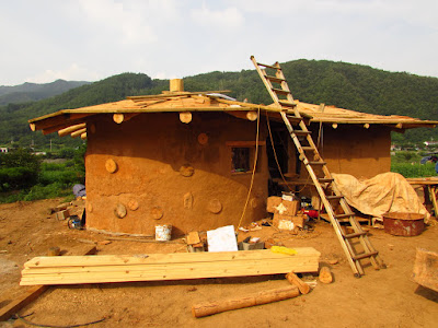 La première maison construite en terre rouge 황도 à Amara Valley 아마라 바일리.