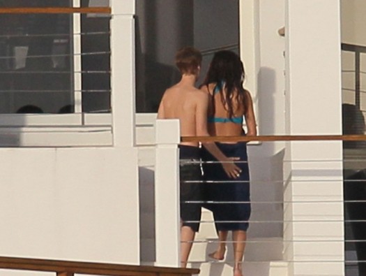 selena gomez and justin bieber together kissing. Selena Gomez And Justin Bieber