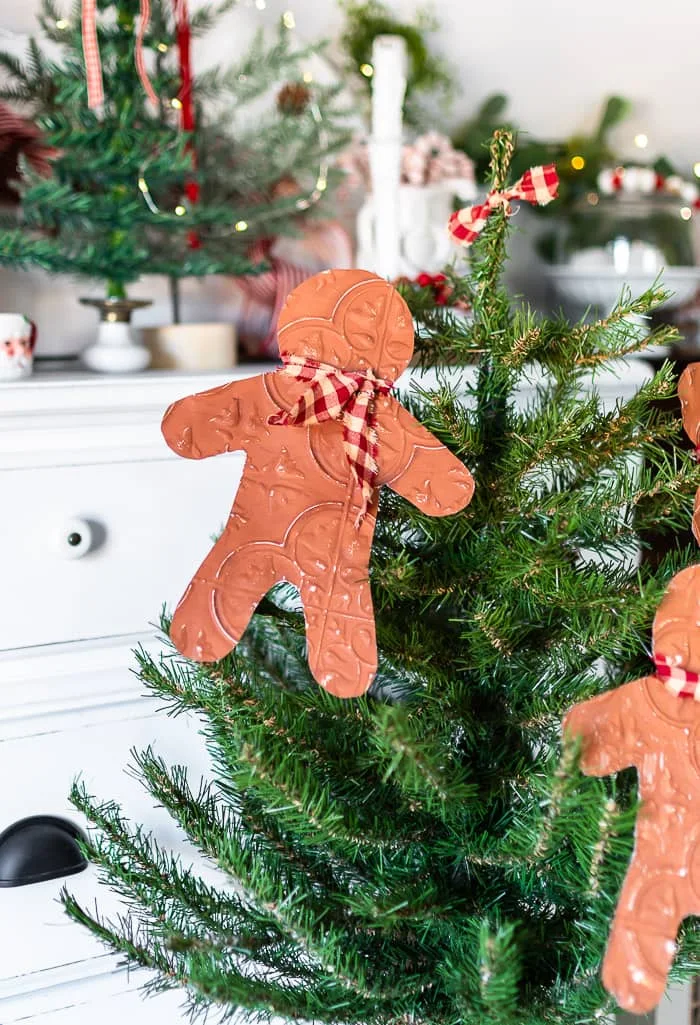 gingerbread men ornaments, Christmas tree