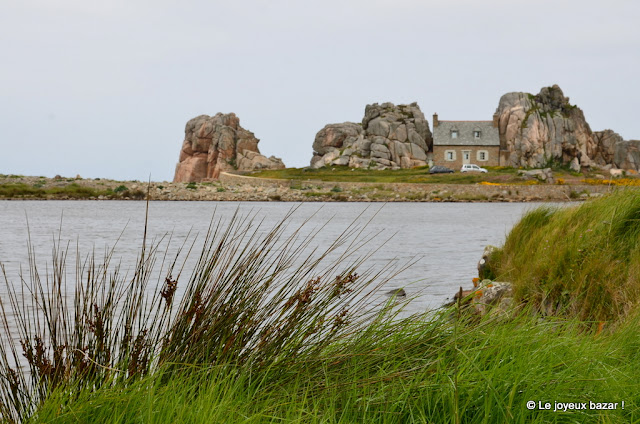 Bretagne - Plougrescant - maison entre les rochers