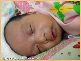 Gambar Nur Aina berusia 2 bulan. Bayi selalu menangis waktu malam.