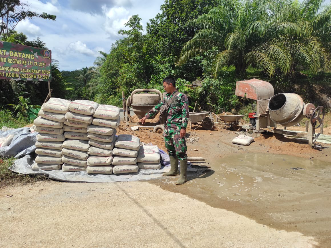 Anggota satgas TMMD menghitung material semen yang sudah datang