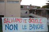 salviamo le scuole non le banche striscione