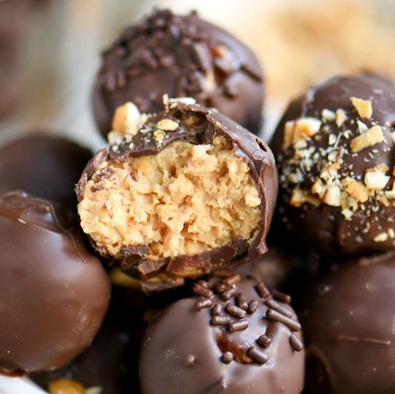 CHOCOLATE COVERED PEANUT BUTTER CRUNCH BALLS #Chocolate #Peanut