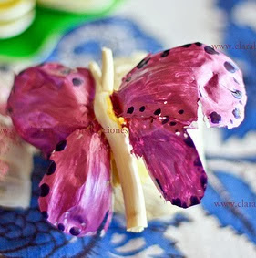 http://clarabelen.com/inspiraciones/1224/manualidades-faciles-y-caseras-como-hacer-mariposas-con-pieles-de-ajos/