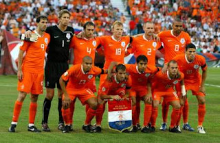 https://blogger.googleusercontent.com/img/b/R29vZ2xl/AVvXsEixeQoT0fmrqgkVZBsBaG7nFUiNZTd027wsy3glsVHXQqH1Ejxx9j8rYYgdJYVDbTkvOhmReerkkYJui3dFDAS3PCVQM6orSG2OwuCSoSVNUy8MORzTXS00Jk6Ha2ai6Q7kHe7GlQTtGNM/s320/Netherlands+national+football+team+6.jpg