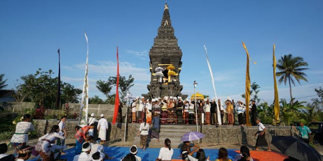 Upacara entas-entas di Candi Moksa Jati,  Muncar.