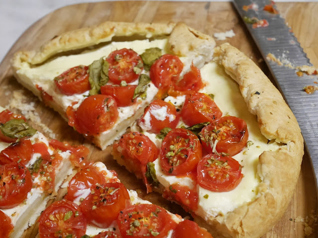 Tarte mit Creme-Fraiche und Tomaten