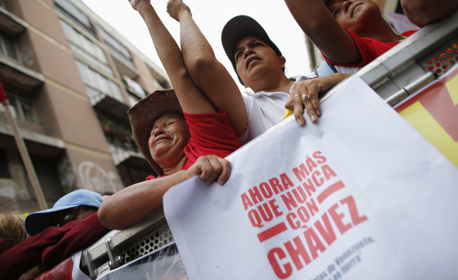 Miles de personas se concentran en Caracas en apoyo a Chávez