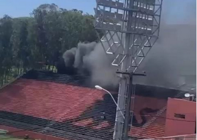Incêndio causa cortina de fumaça no Manoel Barradas (Barradão)