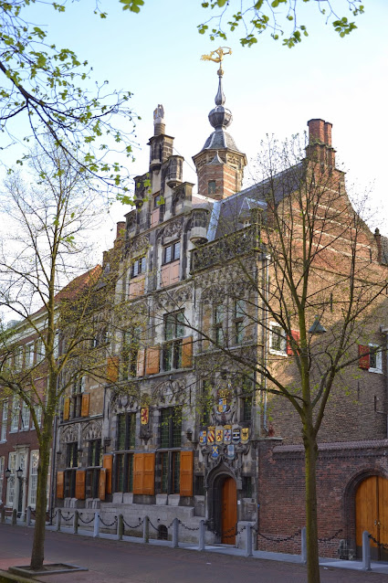 Holandia – Delft, spacer z delfickim fajansem w tle.