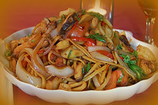 Tallarín saltado con langostinos y conchas de abanico