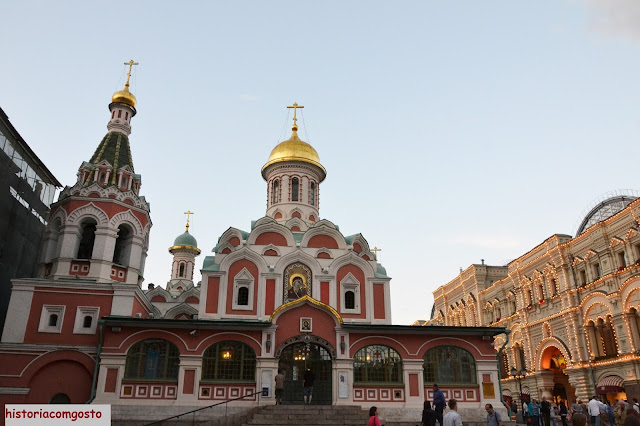 foto da Catedral de Kazan pintada de vinho com arcos brancos como moldura  