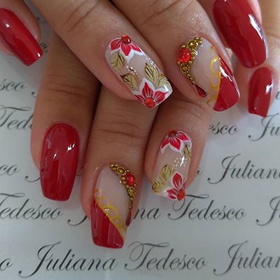 unhas decoradas com flores vermelhas