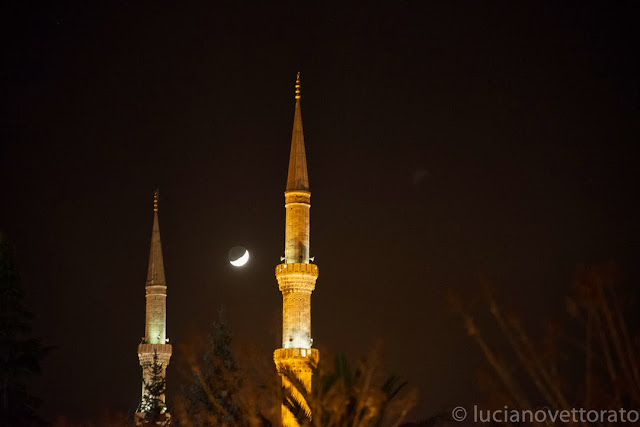 una bellissima "mezzaluna" tra i minareti della Moschea Blu