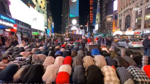 Muslim AS Salat Tarawih di Times Square, di Indonesia Malah Tak Boleh Pakai Pengeras Suara
