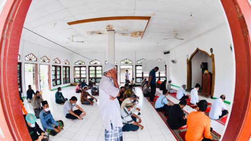 Jokowi Tunaikan Salat Jumat Bersama Warga di Masjid Babul Jannah Amakaka.lelemuku.com.jpg