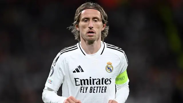 الأزمة ليست فنية .. سر معاناة غرفة ملابس ريال مدريد والاعتراف بالحقيقة المُرة: "مودريتش فشل!" يلا شوت اكس 