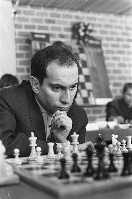 Date : 10 January 1968 Location : Russia Related Tags : chess Personal name : Tal, M. Institution name : Blast Furnace Chess Tournament Photographer : Kroon, Ron / Anefo Copyright holder : National Archives