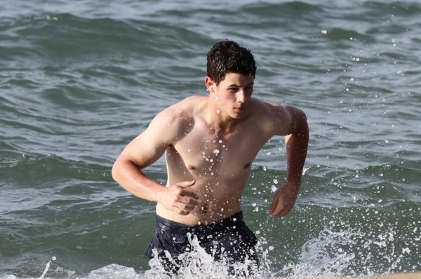 Nick Jonas Nadando