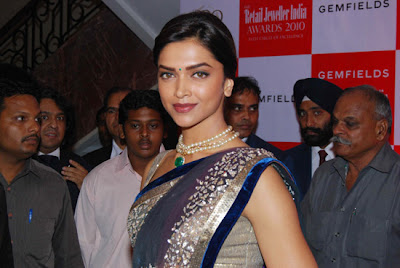 Deepika Padukone sexy At 6th Retail Jeweller India Awards 2010 photo