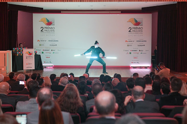Atração de abertura Pixel Poi malabares com logomarca para abertura de evento de premiação Abigraf em São Paulo.