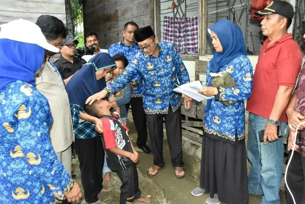 Tinjau Penggunaan Septic Tank Spontan, Wako Hendri Septa Bantu Keluarga Buk Maya