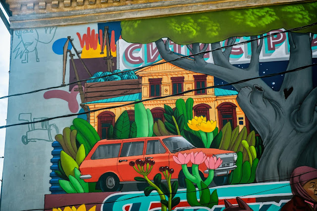Красочный стрит-арт на стене жилого дома