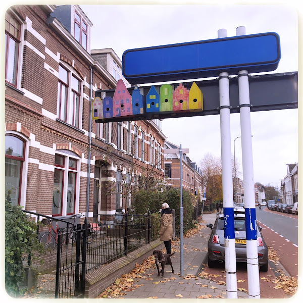 Straatkunst en vrouw met hond, Deventer