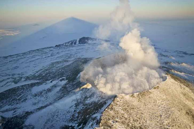 Ilustrasi gambar gunung berapi di indonesia yang masih aktif