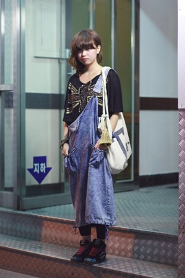 110907-Hold-It-Seoul-Korea-500x750