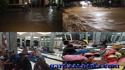 <b>Sejumlah Desa di Sekotong dan Lembar Terendam Banjir, Warga Mengungsi di Masjid</b> 