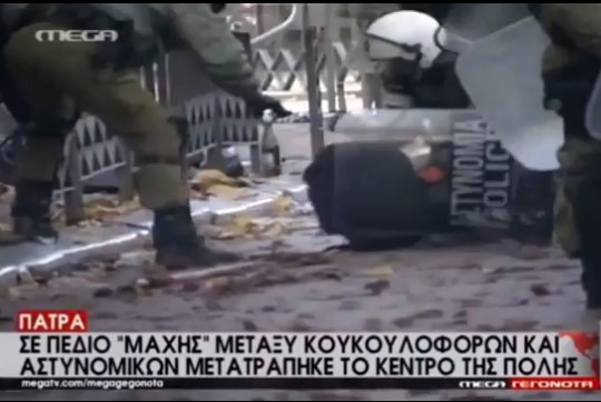 Video BOMBA με τον άνδρα των ΜΑΤ που προκαλεί σάλο ...Η βόμβα μολότοφ και ο σάκος...